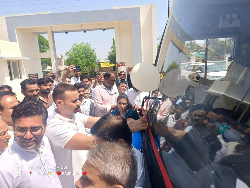 सांदीपनि स्कूल साईंखेड़ा के विद्यार्थियों को आवागमन के लिए मिली 15 स्कूल बसों की सौगात