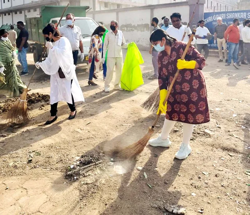 सेवा संकल्प अभियान- कलेक्टर, नगर निगम कमिश्नर एवं जनप्रतिनिधियों ने सफाई कर दिया स्वच्छता का संदेश